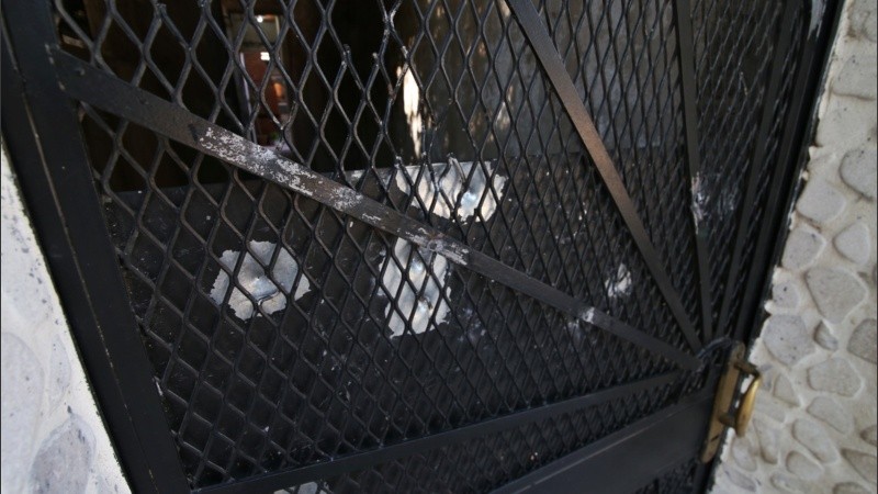 Algunos de los impactos en la puerta de la casa.