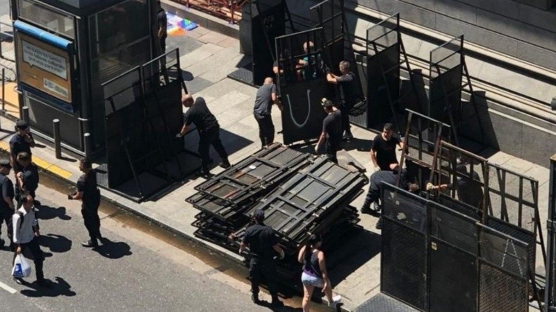 En las próximas horas, la estructura será repuesta frente al Congreso.