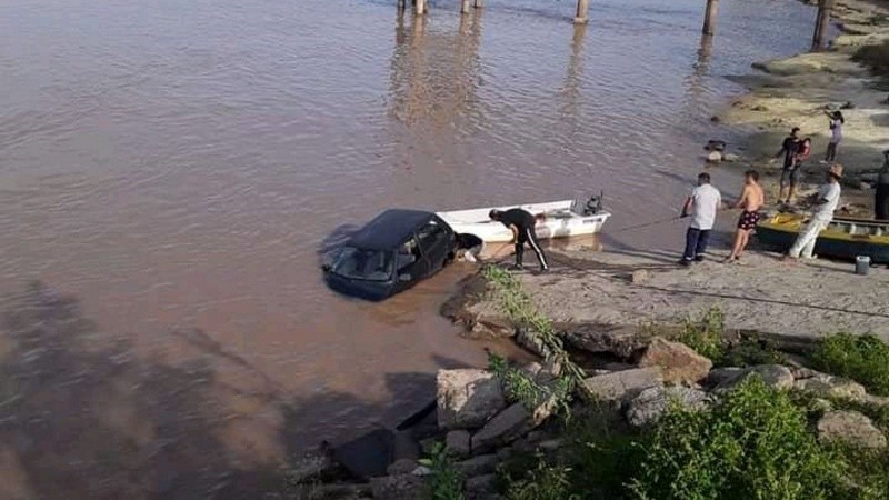 El auto y la lancha adentro del agua
