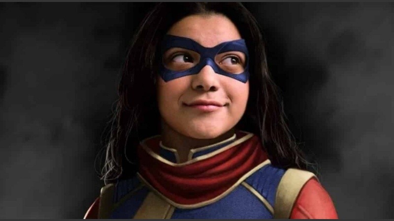 La actriz canadiense-paquistaní Iman Vellani encarna a Kamala Khan, protagonista de 