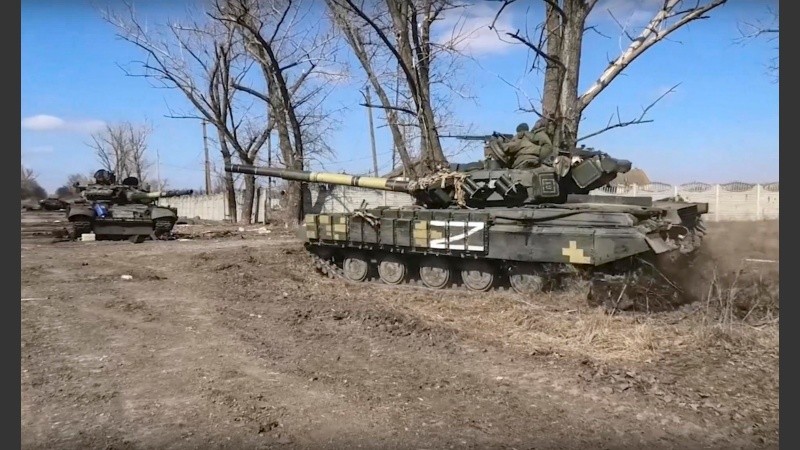 Un tanque ruso en Ucrania. ¿Avanzará la negociación para producir una retirada? 