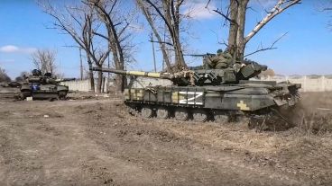 Un tanque ruso en Ucrania. ¿Avanzará la negociación para producir una retirada?