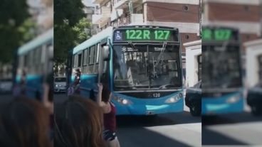 Según algunos testigos, nadie la increpó ni le dijo nada. Es más, se subió al colectivo que apedreó.