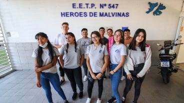 Alumnos y Alumnas de la escuela "Héroes de Malvinas" de zona oeste.