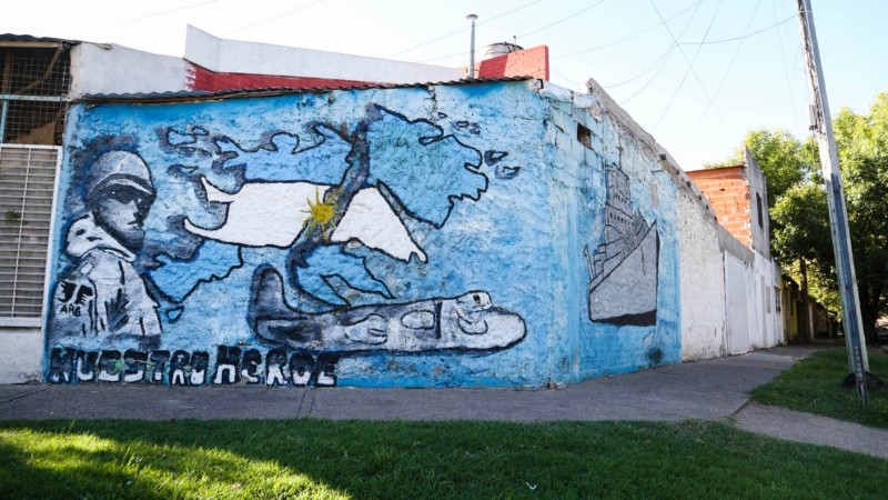 Un mural se destaca en la esquina de Lobo y Espinosa, barrio de ex combatientes.