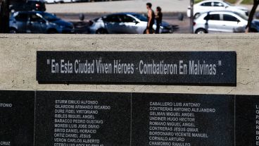 Parte de la señalética en el homenaje a los Caídos en Malvinas frente al Monumento a la Bandera.