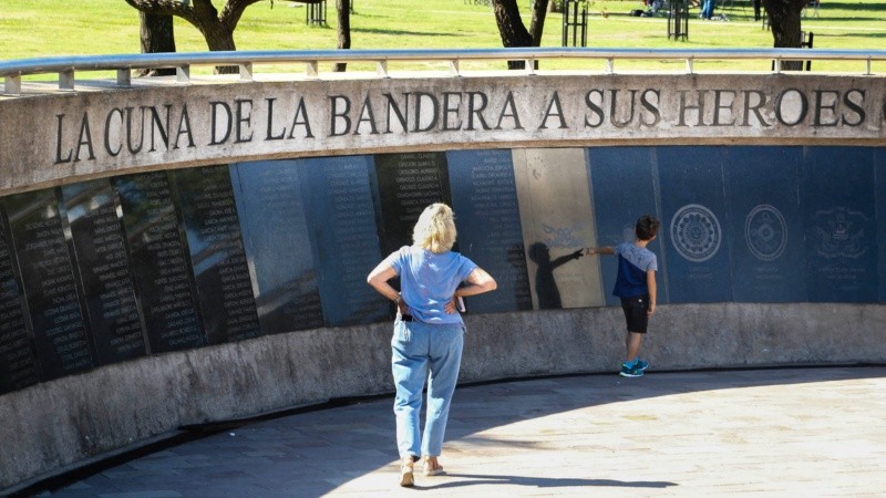 Mateo y su abuela recorren el Monumento a los Caídos en el Parque Nacional a la Bandera. 