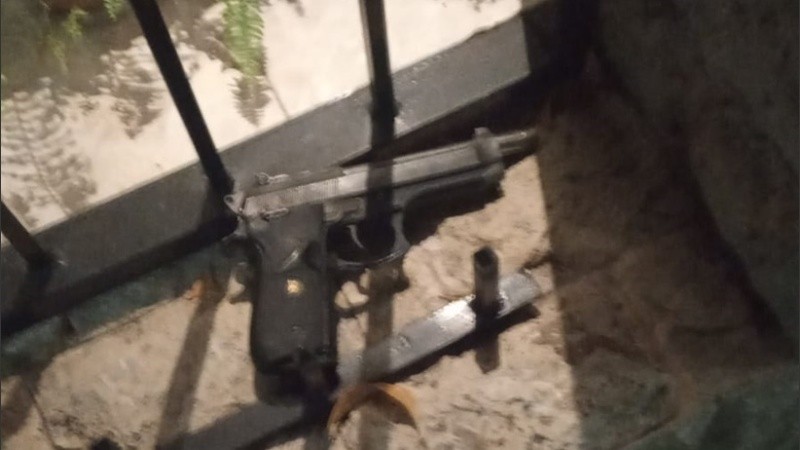 El arma secuestrada en el operativo.