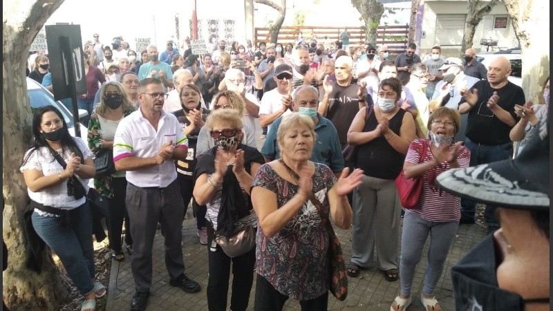 Pais está preso desde la semana pasada y los vecinos se movilizaron para reclamar su libertad.