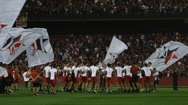 Los jugadores cantaron a la par de los hinchas. 