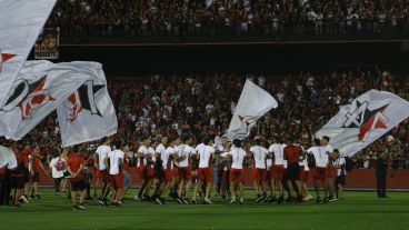 Los jugadores cantaron a la par de los hinchas.