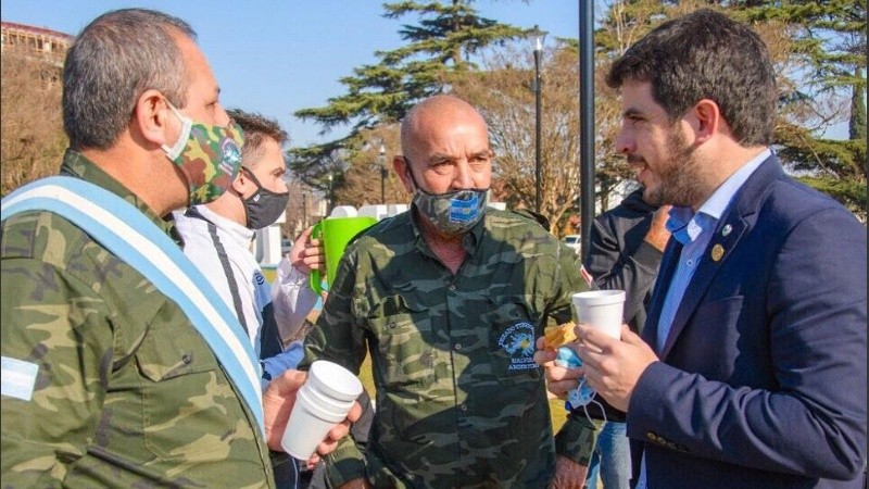 Chiarella con ex combatientes de Malvinas