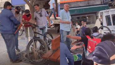 Agentes municipales incautan la bici a un repartidor porque estaba mal estacionada