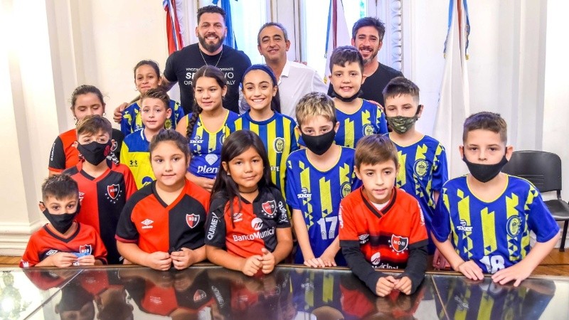 El intendente posó con Fatu Broun, Pablo Pérez y con chicos y chicas de infantiles.