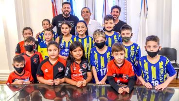 El intendente posó con Fatu Broun, Pablo Pérez y con chicos y chicas de infantiles.