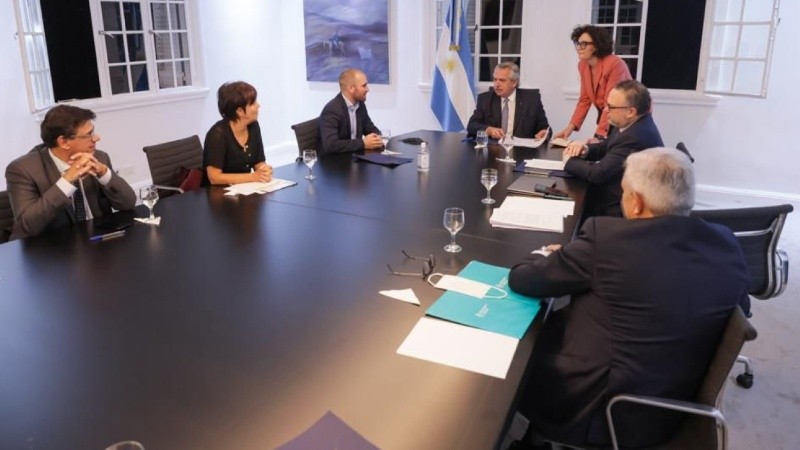 Fernández encabezó este viernes una reunión de su gabinete económico.