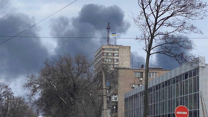 Columnas de humo salen de una zona residencial en la ciudad de Mariúpol, en el sureste de Ucrania y asediada desde hace tres semanas por las tropas rusa.s