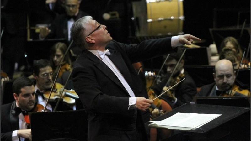 Este miércoles es el último concierto del maestro David del Pino Klinge al frente de la Orquesta Sinfónica Provincial de Rosario.