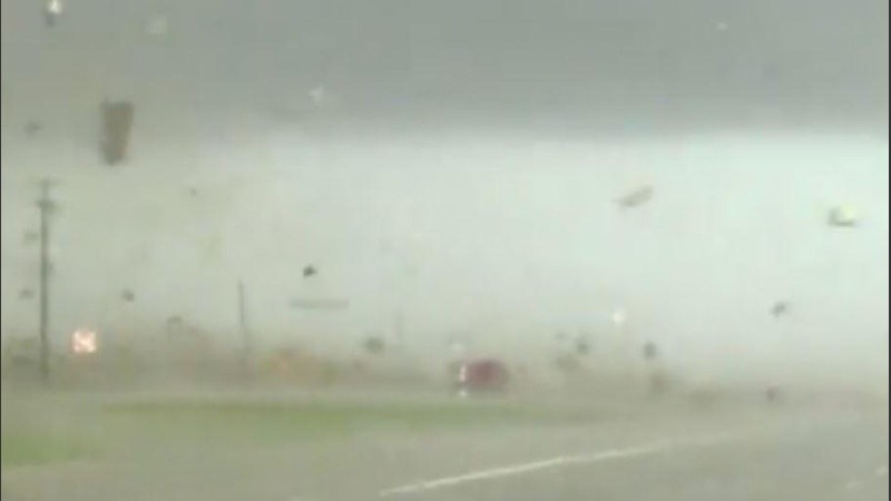 Los fuertes vientos provocaron que el vehículo cayera de costado y diera vueltas.