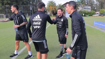 Messi y Di María en el predio de Ezeiza se ponen a punto para terminar las Eliminatorias.
