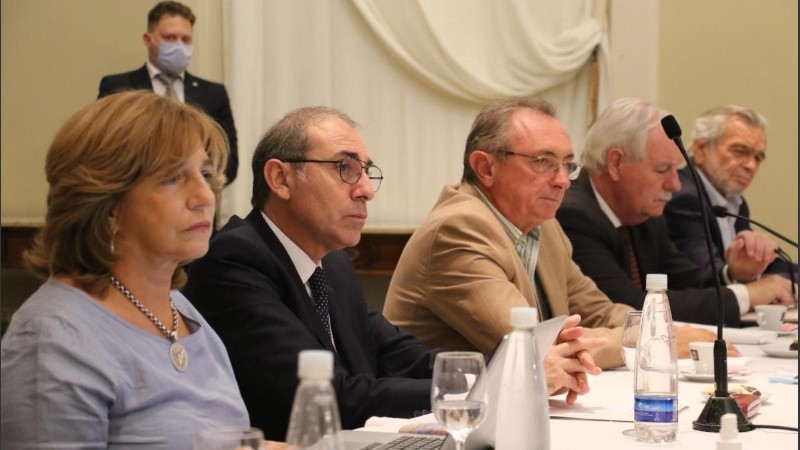 Autoridades y empresarios se reunieron en la Bolsa para analizar la situación de La Picasa.