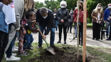 Javkin en la ceremonia de plantación.