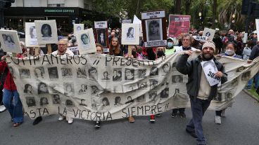 La multitudinaria marcha por el centro de Rosario este jueves por la tarde.