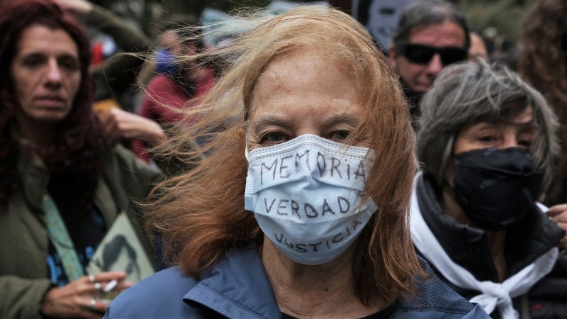 La multitudinaria marcha por el centro de Rosario este jueves por la tarde.
