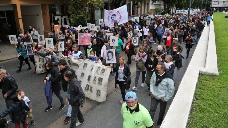 La multitudinaria marcha por el centro de Rosario este jueves por la tarde.