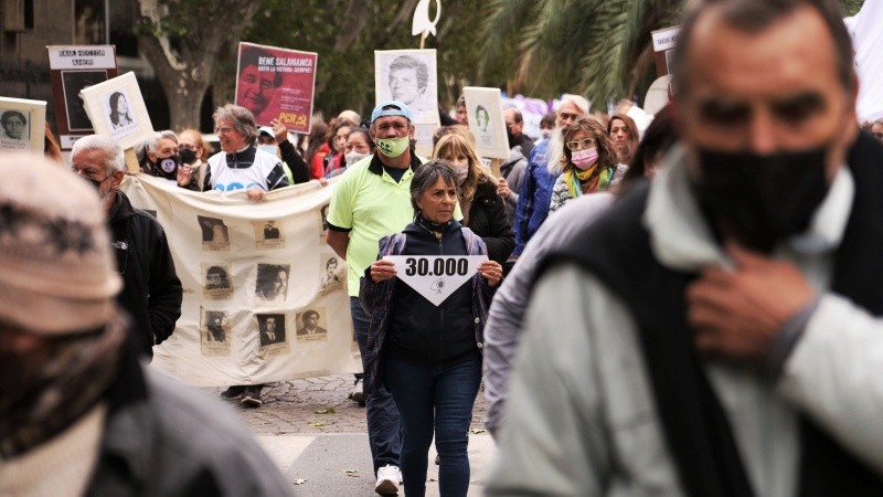 La multitudinaria marcha por el centro de Rosario este jueves por la tarde.