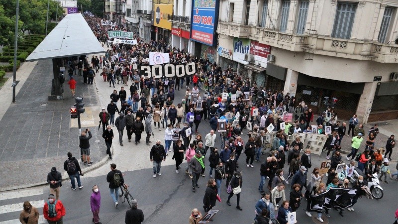 La multitudinaria marcha por el centro de Rosario este jueves por la tarde.