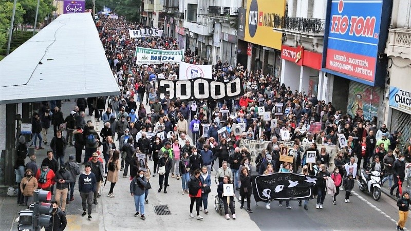 La multitudinaria marcha por el centro de Rosario este jueves por la tarde.