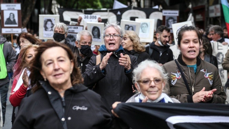 La multitudinaria marcha por el centro de Rosario este jueves por la tarde.