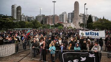Una multitud en el Parque Nacional a la Bandera.