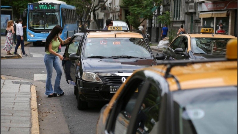 Los taxistas planteron una suba del 40 por ciento en abril y otro 30 para septiembre.