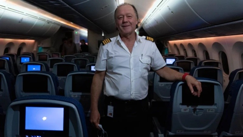 Piñeyro en la cabina de su avión, comprado el año pasado a Aeroméxico. 