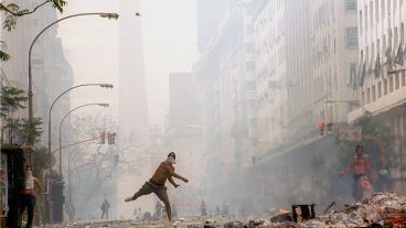 La foto de Enrique García Medina que se convirtió en ícono del estallido social de 2001.