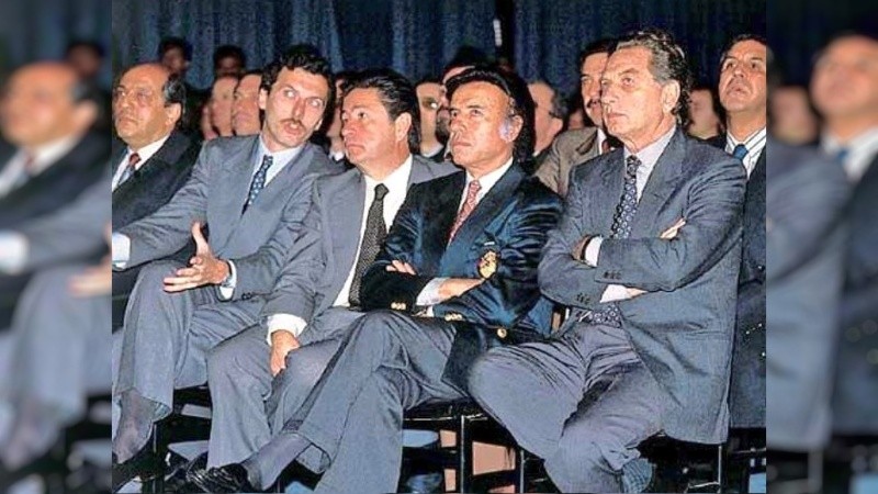 Mauricio Macri acompañando a su padre, a Eduardo Duhalde y a Carlos Menem.