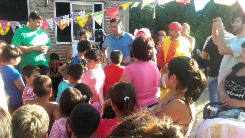 El legislador en una recorrida barrial junto con Mac Caddon.