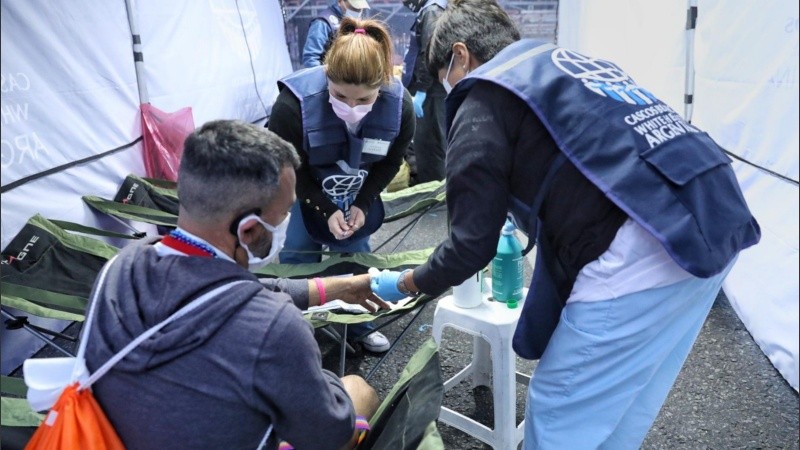 Los Cascos Blancos asisten y contienen a los argentinos que huyen del territorio en disputa.