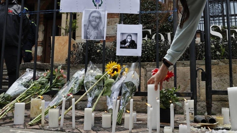 Fans de Foo Fighters despidieron al músico en el hotel de Bogotá.
