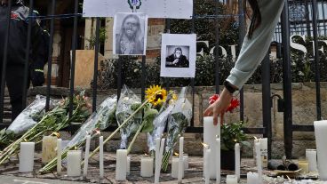 Fans de Foo Fighters despidieron al músico en el hotel de Bogotá.