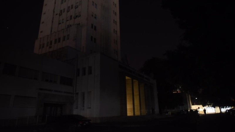 Las Municipalidad de Rosario y Santa Fe apagaron sus luces.