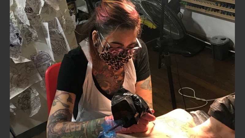 Erica tatuando el pecho de una mujer fue sometida a una mastectomía. 