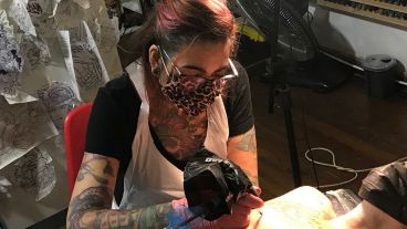 Erica tatuando el pecho de una mujer fue sometida a una mastectomía.