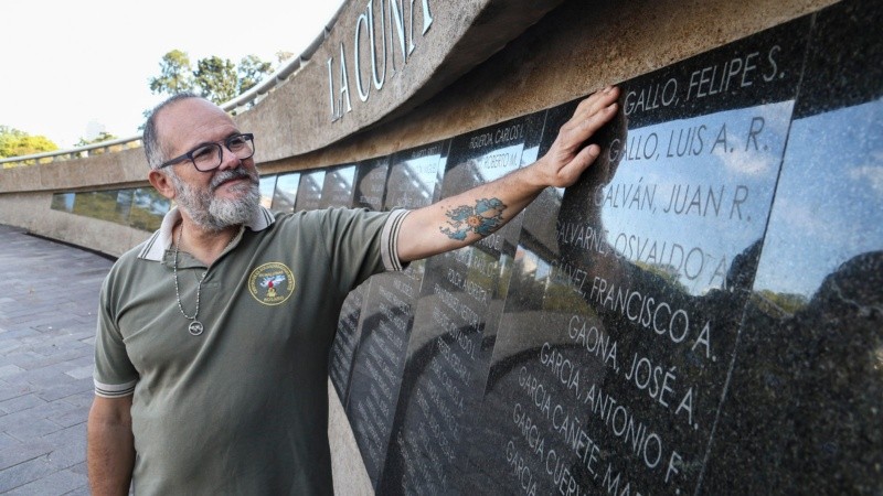 El ex combatiente Fernando Vitale junto al nombre de Felipe Gallo en el Monumento a los Caídos en Malvinas. 