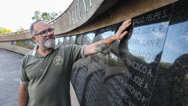El ex combatiente Fernando Vitale junto al nombre de Felipe Gallo en el Monumento a los Caídos en Malvinas.