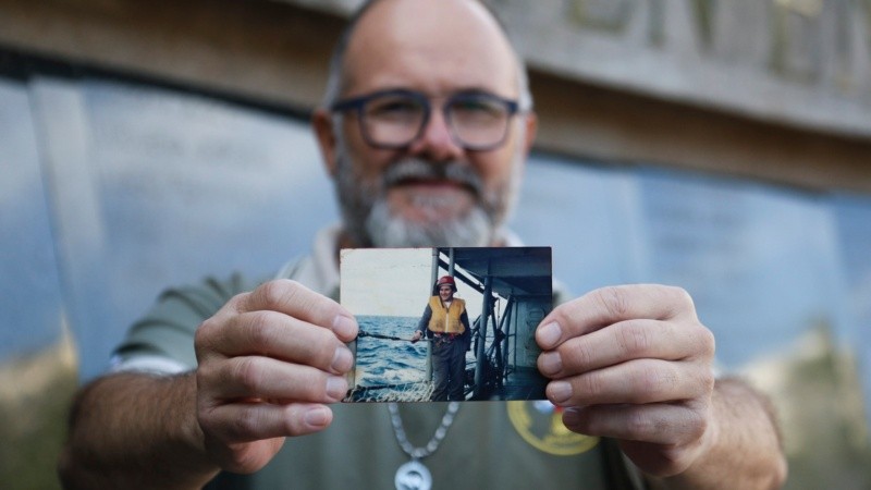 Fernando Vitale muestra una foto suya a sus 18 años en la embarcación Piedrabuena en abril de 1982.