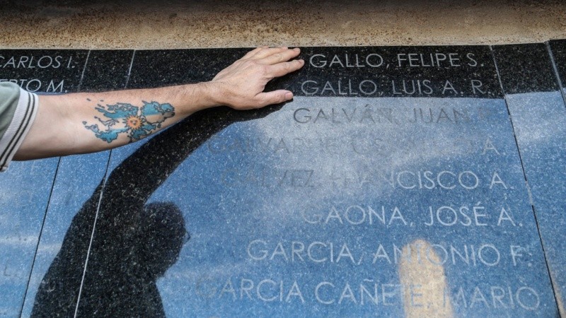 El nombre del rosarino Felipe Gallo, quien integró la tripulación del ARA General Belgrano, forma parte del listado de héroes de Malvinas..