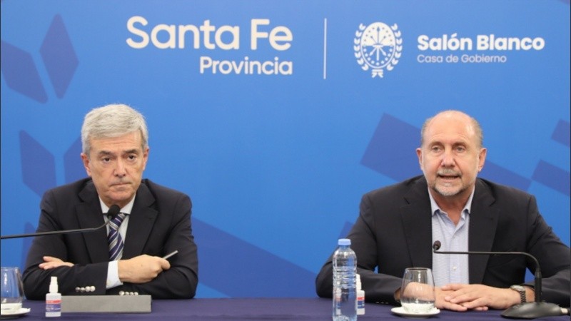 El gobernador Omar Perotti junto al ministro de Economía Walter Agosto.